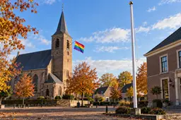 Woke sabotage in Oldebroek: VVD-burgemeester Haseloop-Amsing schoffeert de kiezer en loopt mee met de regenbooglobby