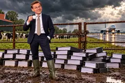 AI-illustratie van een glimlachende Jaimi van Essen met koffie op een modderig erf, voor stapels dossiers en een gesloten hek met daarachter koeien en een vliegtuig.