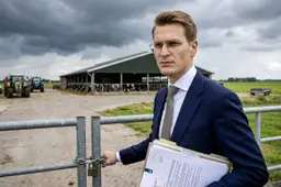 D66-minister Jaimi van Essen stelt zijn stikstofwet uit terwijl premier Jetten bezweert dat het 'geen afzwakkingen' zijn