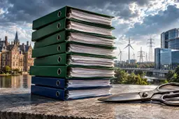 AI-illustratie van gestapelde klimaatdossiers en een schaar, met Haagse en Brusselse overheidsgebouwen op de achtergrond.