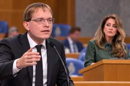 AI-illustratie van Pepijn van Houwelingen bij de interruptiemicrofoon, met Dilan Yeşilgöz achter het spreekgestoelte op de achtergrond.