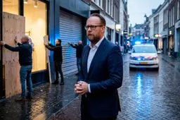 CDA-minister Pieter Heerma in een Nederlandse winkelstraat waar ondernemers hun etalages dichttimmeren