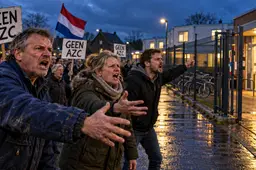 COA-baas Bakker schuift de Ter Apel-crisis af op de gemeenten, terwijl 18.500 statushouders op een huis wachten