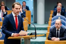 Tom Russcher (FVD) confronteert Van den Brink met straatterreur terwijl rechters uitzetting van migranten blokkeren