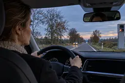 Brommerrijder zonder helm: boete van €120 wordt €100 en door de lange duur €75, maar een andere kantonrechter laat de verhoging staan
