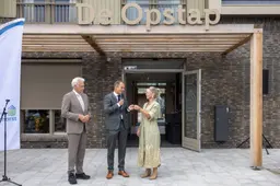 Beheerder Jolanda Bisschop ontvangt een symbolische sleutel van wethouder Bos JacoHoeveFotografie II 8