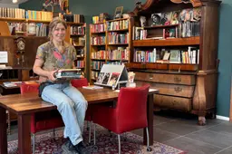 Werknemer Sigrid voor de kinderboekenruilmarkt aan de Ceintuurbaan in Zwolle