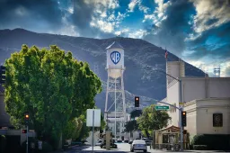 2048px-Warner_Bros_Burbank_(51080102911)