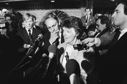 Tijdens_haar_verklaring_voor_de_pers,_Bestanddeelnr_932-4426