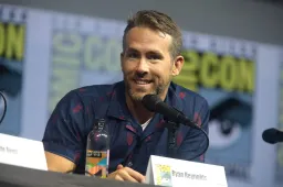 2048px-Ryan_Reynolds_(43744817152)