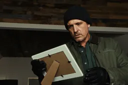 The_Beast_in_Me_n_S1_E3_00_44_11_00_R