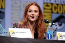 2048px-Sophie_Turner_(35994364942)