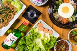 De gemiddelde Koreaan drinkt zo’n 90 flessen soju per jaar - dit moet je weten