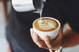 Wordt een kopje koffie ergens drinken een luxe (probleem)?