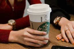 Bijna 100 miljoen euro voor CEO Starbucks terwijl hij er pas net werkt