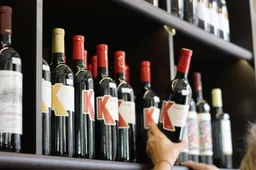 Verkeerde fles gestolen? Man neemt 27 flessen wasverzachter én fles wijn mee
