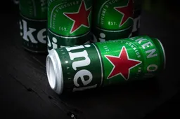 Man veroorzaakt auto-ongeluk, stapt uit en chillt met biertje op de stoep