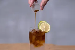 Is het regenachtig buiten? Maak een Dark 'N Stormy cocktail met rum (recept)
