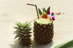 Deze likeur komt in opvallende vorm van een ananas