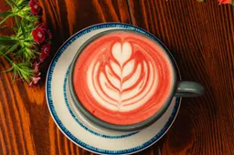 Hoe geef je een zelfgemaakte latte macchiato een bijzondere kleur?