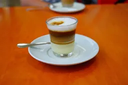 Combineer Tenerife en Nederland met deze Barraquito koffiecocktail (recept)