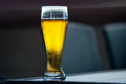 Man die bier dronk voor kinderen in Tanger krijgt celstraf
