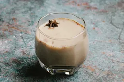 Hoe maak je een simpele chai latte?