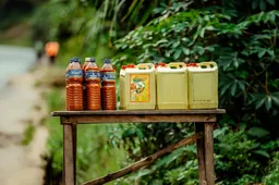 Deze rum wordt geleverd in een soort jerrycan