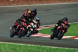 Twee mannen verkleed als Bert en Ernie verstoppen bier op TT Circuit