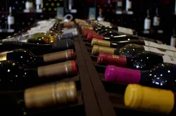 Youp van ’t Hek enorm boos om fles wijn: ‘Steek die maar in je hol’