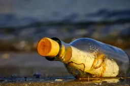 Flessenpost uit verdwenen vissersboot duikt op na vier jaar