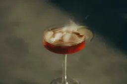 Recept: Smoky Monkey, een mezcal cocktail die bij de zomer hoort