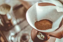 koffie gemalen koffie koffie in filter koffie opgieten drinken warme drank