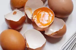 Stop met weggooien! Met deze tip zijn eierschalen nog zeer nuttig in huis