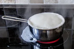 kookplaat overkokende melk vuil reinigen huis