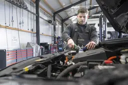 Zorgen genoeg in de autobranche, maar de monteurs van Auto Olijnsma in Gytsjerk leggen hun werk niet neer