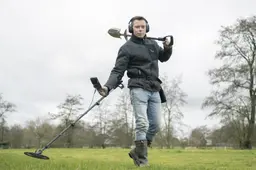 Richard (41) uit Damwâld vond pauselijke loden zegel bij Rinsumageast. 'Gouden fibula soe echt kers op de taart wêze'