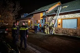 Bewoners worden onwel in woning in Alphen, brandweer moet via dakraam naar binnen