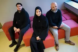 Helmondse jongeren grijpen ramadan aan om voedsel  uit te delen aan mensen met krappe beurs
