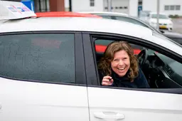 Hoe instructeur Judy (51) uit Sint Jacobiparochie na een rijles carnavalsartiest werd: ‘Echt geweldig’