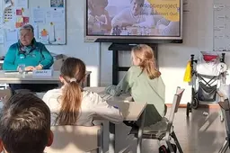 Verzorgingshuizen in Best krijgen ineens volop jeugd over de vloer; ‘We zingen samen Engelbewaarder’