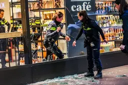 Ruit en vitrines van juwelier in Bijenkorf Eindhoven stukgeslagen, inbrekers gevlucht