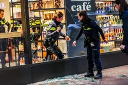Ruit en vitrines stukgeslagen bij roof in Bijenkorf Eindhoven: ravage en politie massaal in centrum