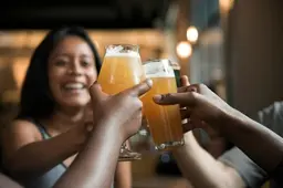Proost op het leven: met deze kroegentocht in Vlaardingen steun je een goed doel