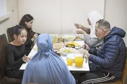 Ramadan is begonnen, iftar bij familie Aldali in Leeuwarden: ‘Wie honger lijdt, denkt aan mensen die honger hebben’
