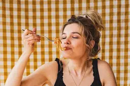 Klassieke kook-tv is uit, snelle kookvideo’s op Instagram en TikTok zijn in: dit zijn de populairste foodinfluencers