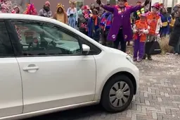 Bijzondere deelnemer aan de carnavalsoptocht in Eindhoven, automobilist rijdt kort stukje over de route