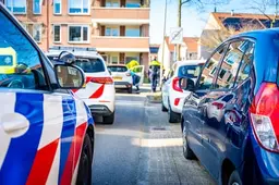 Automobilist raakt twee geparkeerde auto’s op de Zadelmaker in Alphen aan den Rijn