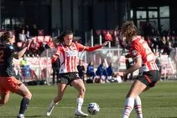 PSV Vrouwen na moeizame winst vol plezier carnaval in: ‘Winst met vechtvoetbal en dan worstenbroodjes eten’