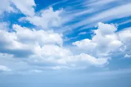 Wolken en opklaringen in Schiedam in de nacht